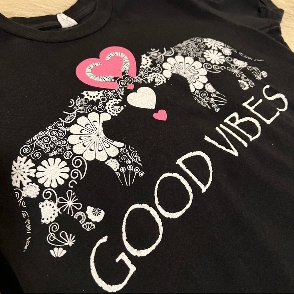 “GOOD VIBES” Black Short Sleeve T-Shirt Elephants Trunk Up Good Luck Hearts - Picture 5 of 9
